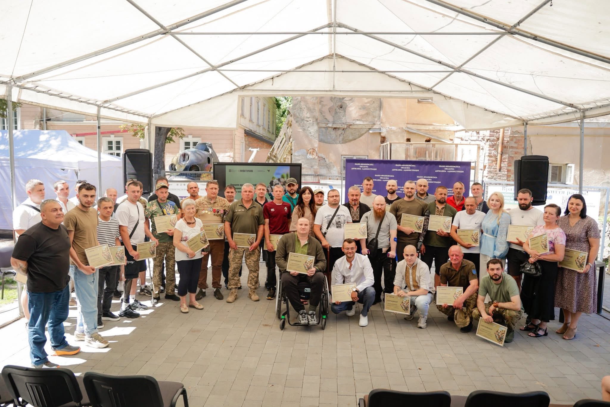 Загальне фото героїв з сертифікатами