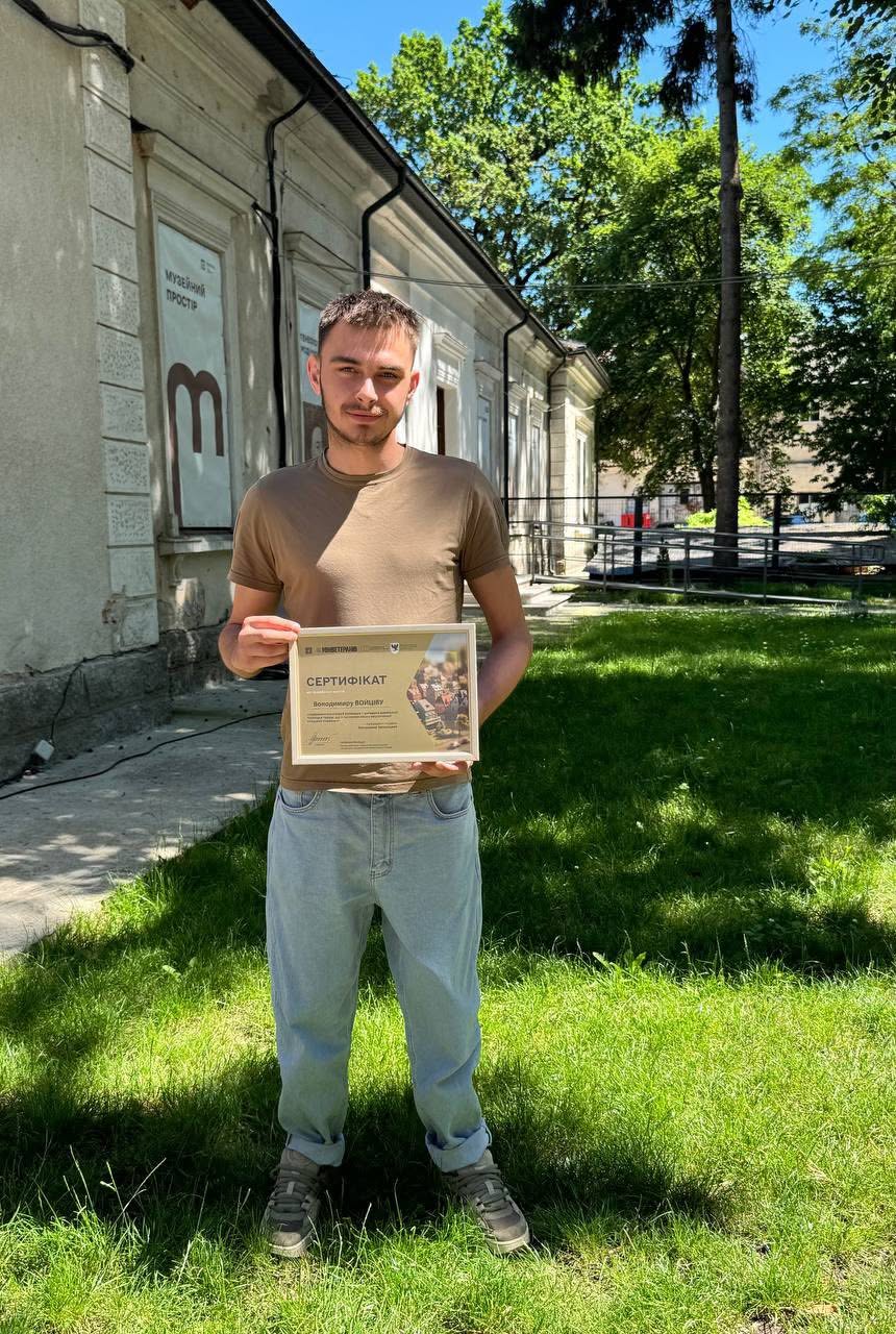 Людина з сертифікатом