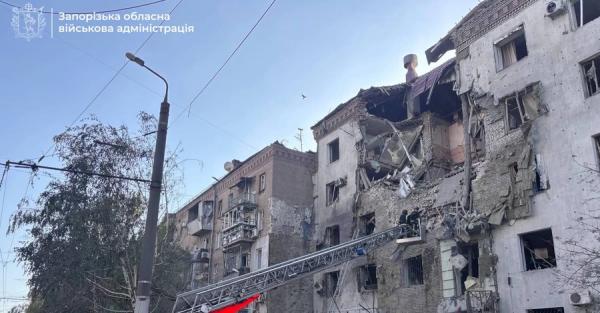 У Запоріжжі КАБ частково зруйнував п'ятиповерхівку: одна людина загинула, двоє - під завалами - Новини України У Запоріжжі КАБ частково зруйнував п'ятиповерхівку: одна людина загинула, двоє - під завалами - Новини України
