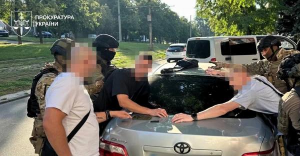 У Дніпрі напали на волонтера та викрали кошти, зібрані для ЗСУ, - трьом чоловікам оголосили підозру - Новини України У Дніпрі напали на волонтера та викрали кошти, зібрані для ЗСУ, - трьом чоловікам оголосили підозру - Новини України