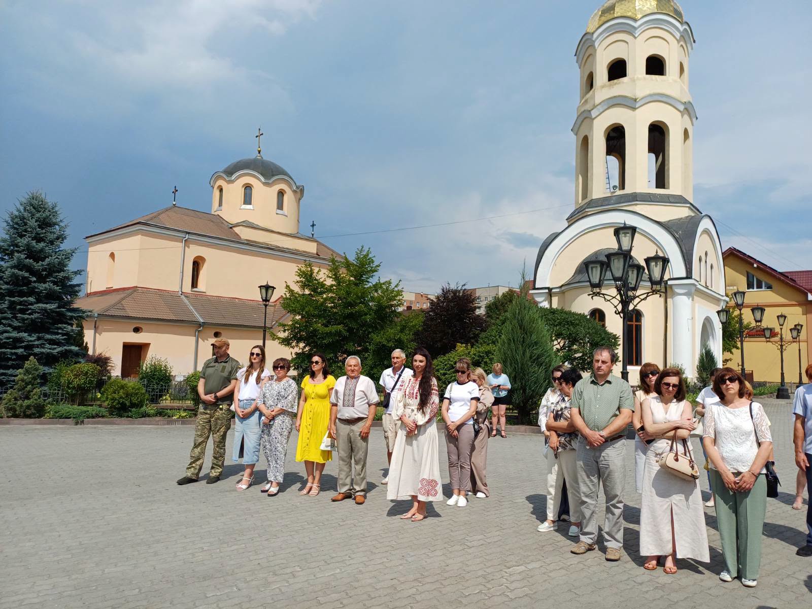 Громада під час заходу на площі біля церкви.