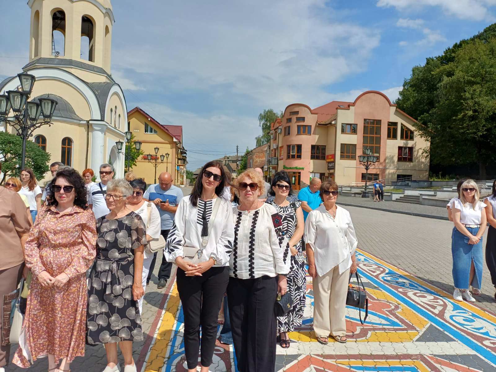 Учасники громадського заходу біля церкви в Галичі