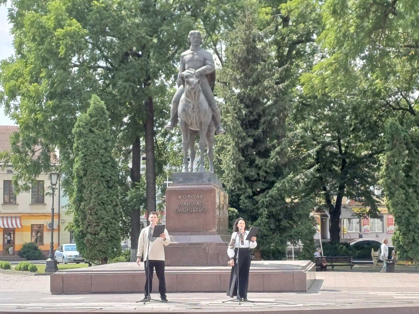 Ведучі заходу біля пам’ятника королю Данилу Галицькому