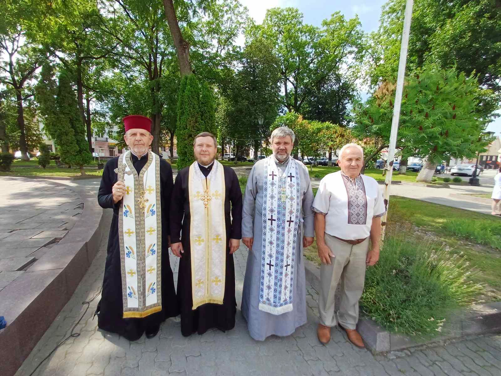 Священнослужителі та учасник заходу в центрі Галича.