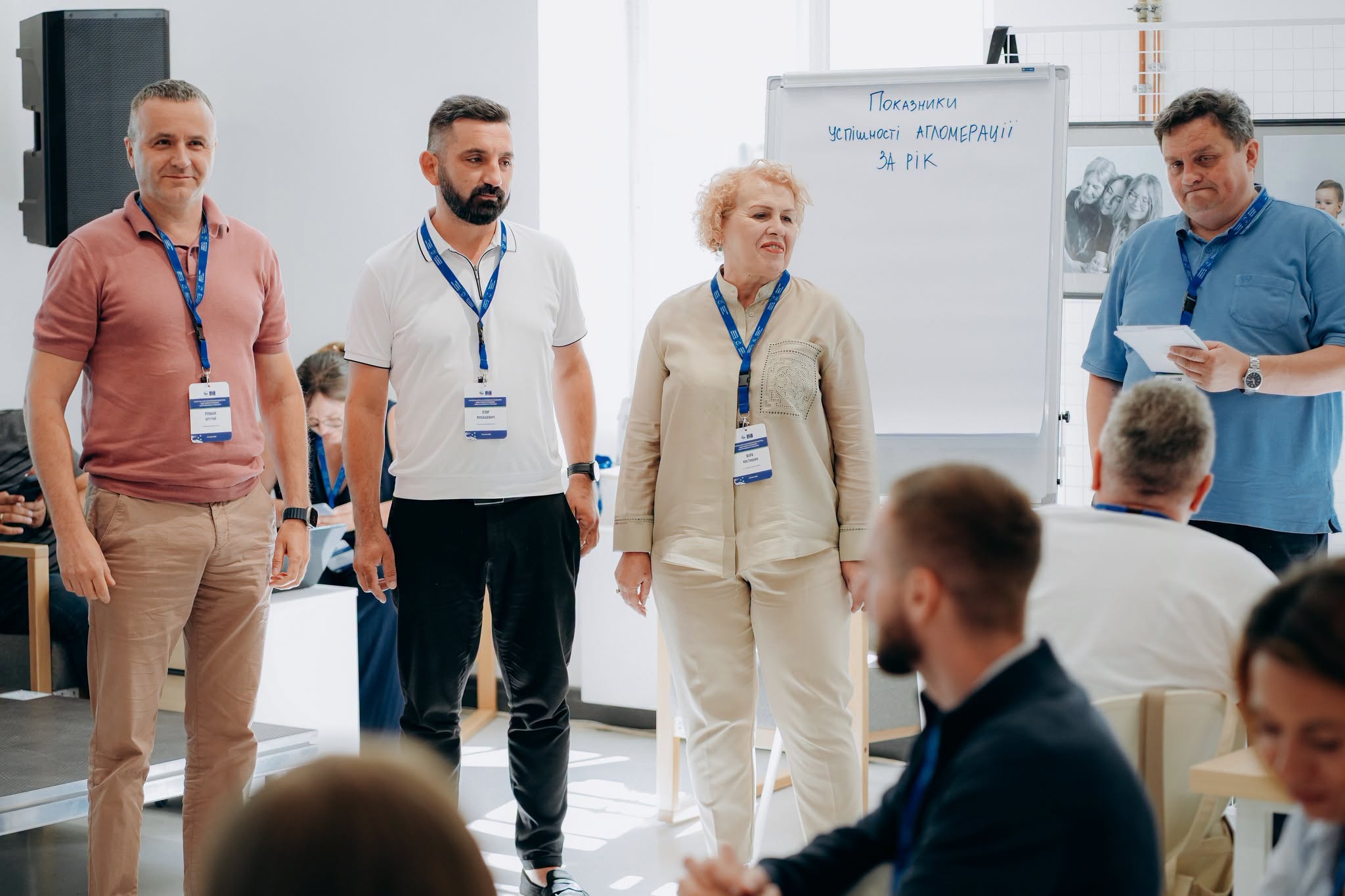 Представники громад презентують результати командної роботи під час стратегічної сесії.