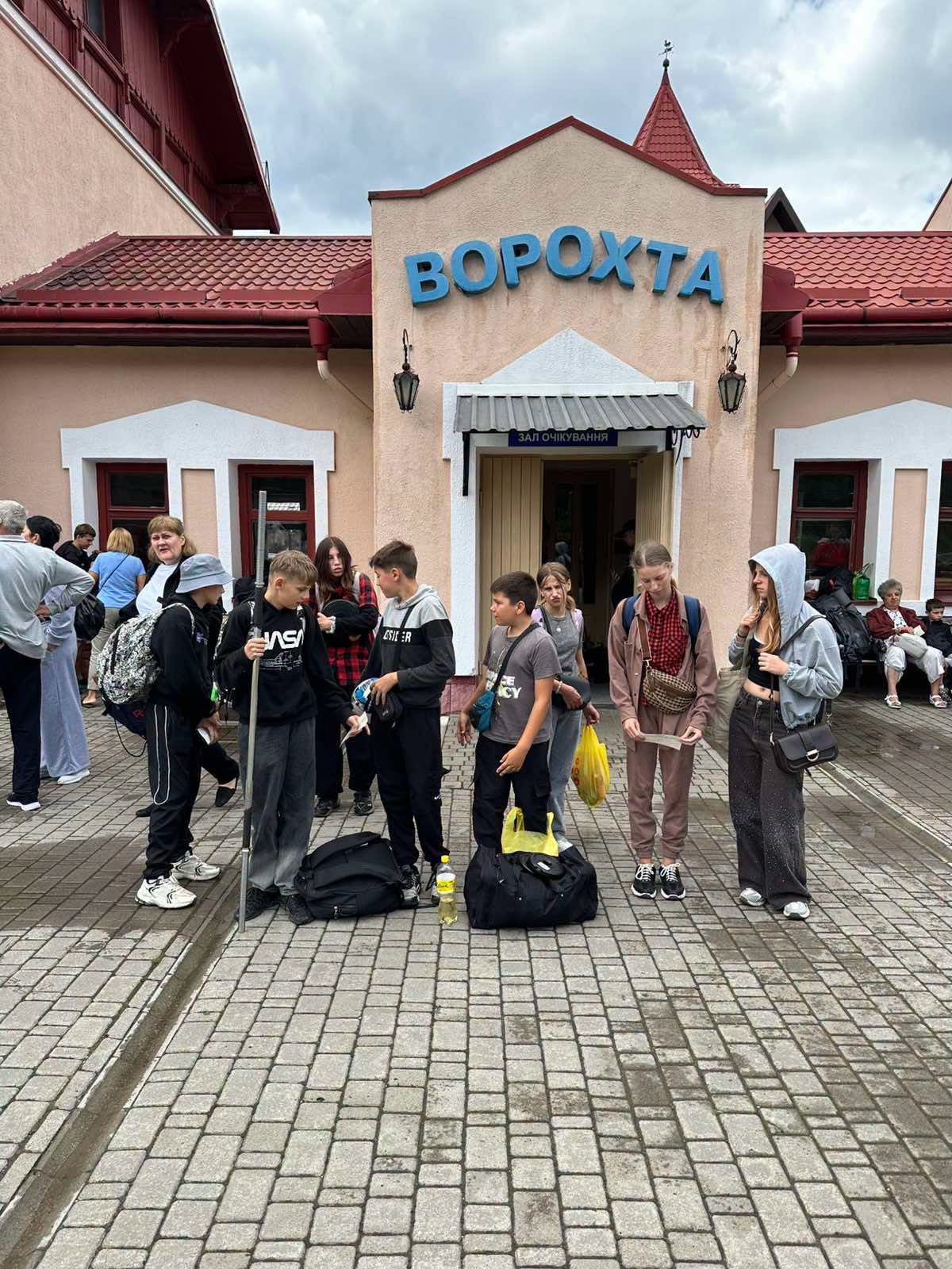 Діти прибули на залізничний вокзал Ворохти для початку табірної зміни.