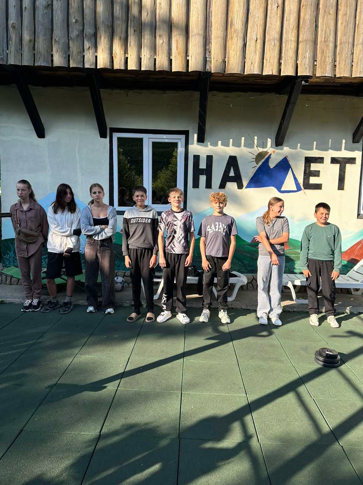 Учасники табору вишикувалися перед початком спортивного змагання.