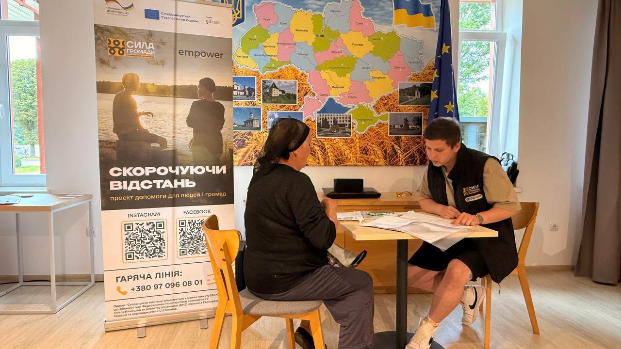 Консультація фахівця з місцевою жителькою під час виїзного прийому.