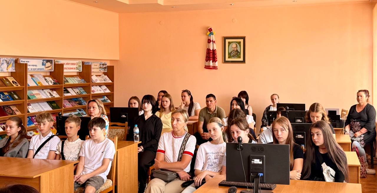 Учасники патріотично-просвітницького заходу в читальній залі бібліотеки