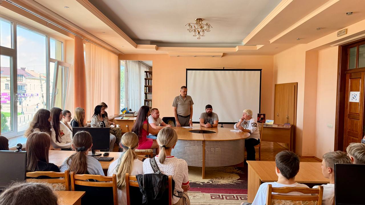 Обговорення з молоддю під час патріотично-просвітницького заходу