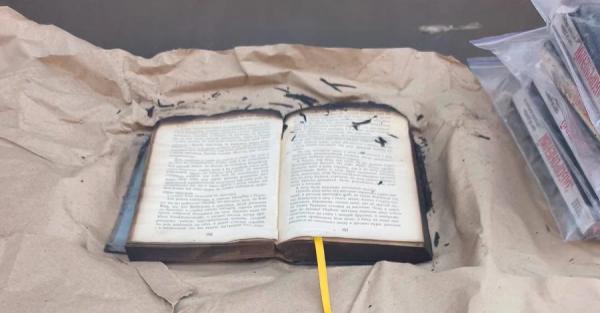У Львові виставили обгорілі екземпляри книг зі знищеного складу у Харкові - Новини України У Львові виставили обгорілі екземпляри книг зі знищеного складу у Харкові - Новини України