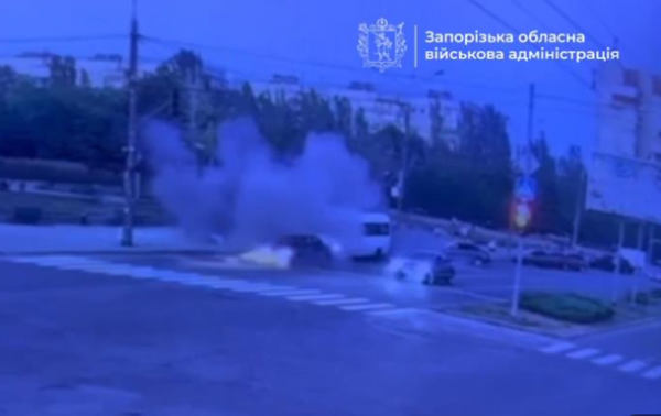 Дрон РФ вдарив по маршрутці у Запоріжжі, троє поранених Дрон РФ вдарив по маршрутці у Запоріжжі, троє поранених