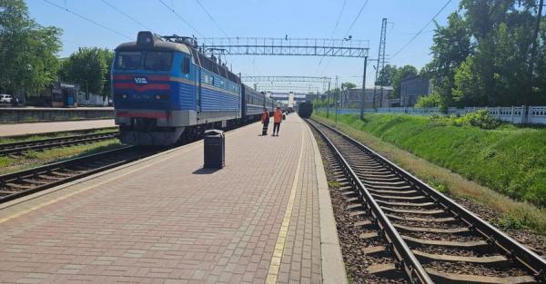 Укрзалізниця попередила про затримки потягів після атаки РФ та можливі пересадки на маршрутах - Новини України