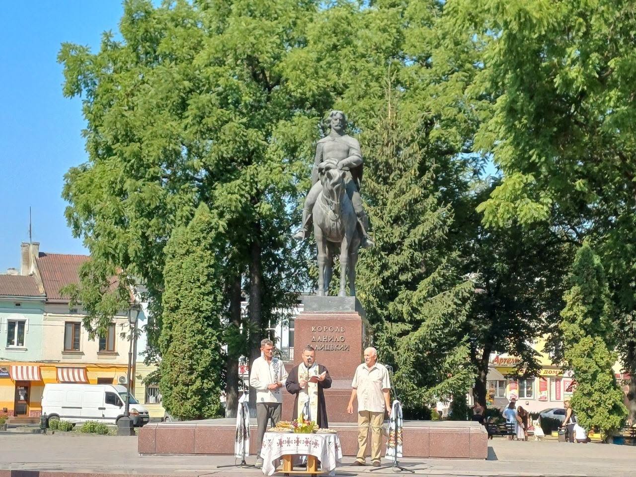 Священнослужитель проводить молитву біля пам’ятника королю Данилу