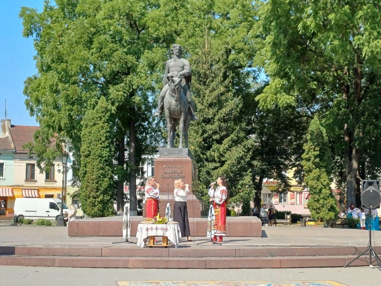 Виступ народного колективу біля пам’ятника королю Данилу