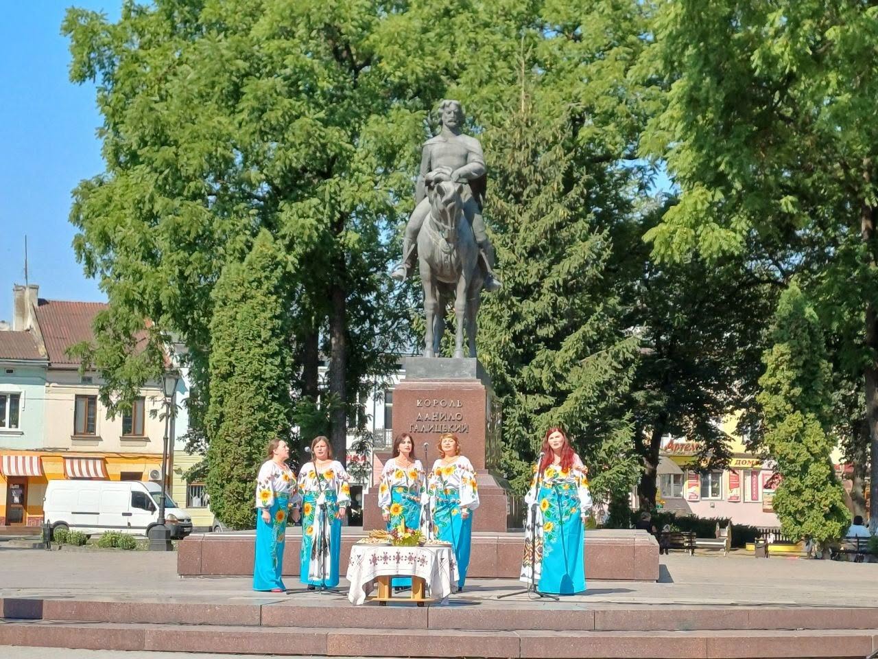 Жіночий ансамбль у вишиванках виступає біля пам’ятника у Галичі