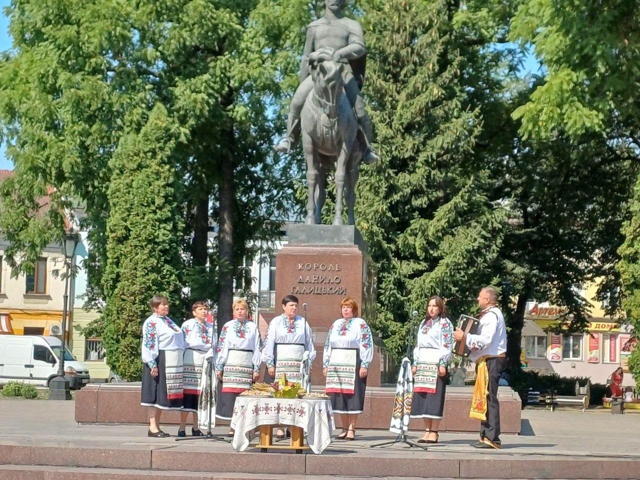 Учасники святкового заходу виконують пісні на площі у Галичі