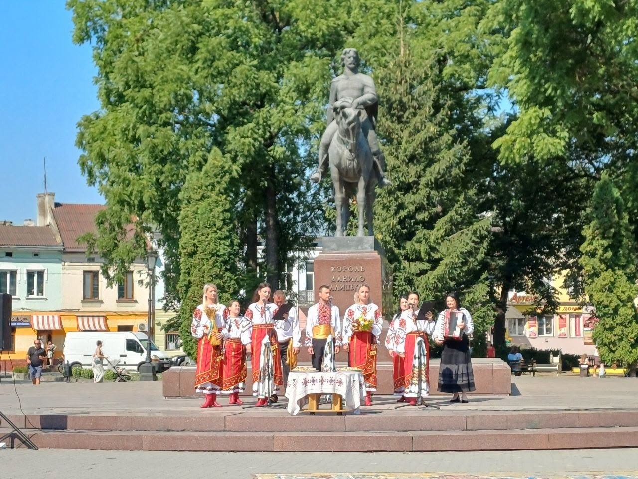 Творчий колектив виконує українські пісні на міській площі