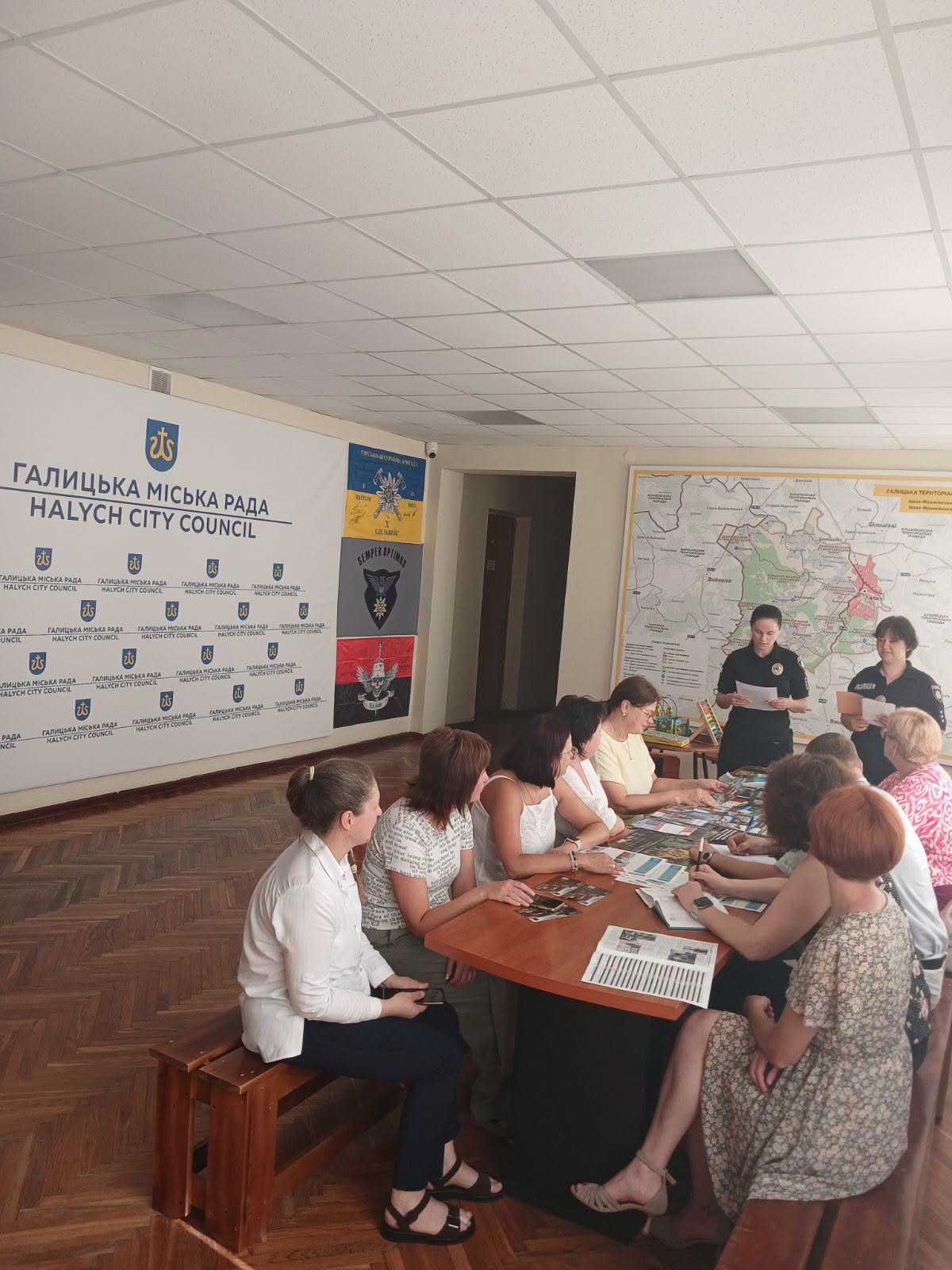 Розмова поліції з працівниками Галицької міської ради