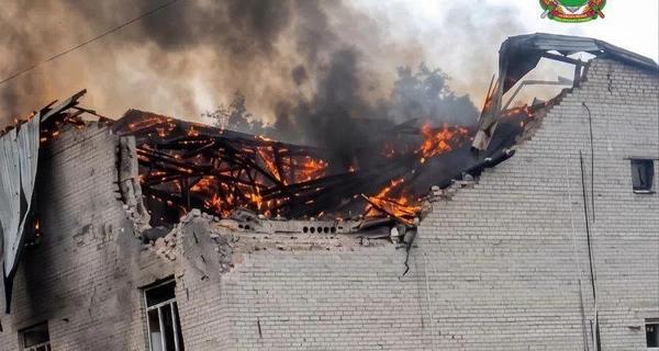 РФ двічі вдарила дронами по бізнес-центру в Лозовій, багато постраждалих  - Новини України