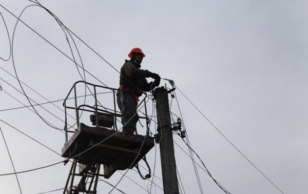 На Миколаївщині через обстріл без світла 300 тисяч абонентів