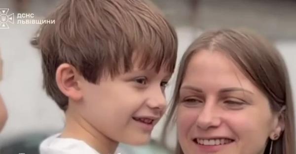У Львові 6-річний хлопчик зустрівся із рятувальниками, які дістали його з-під завалів - Новини України
