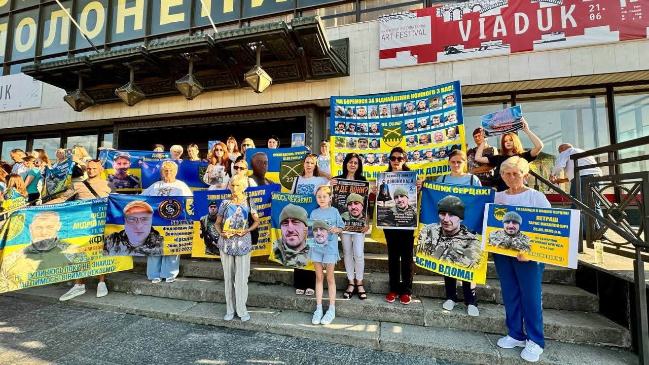 Родини та небайдужі громадяни на акції підтримки полонених і зниклих Захисників