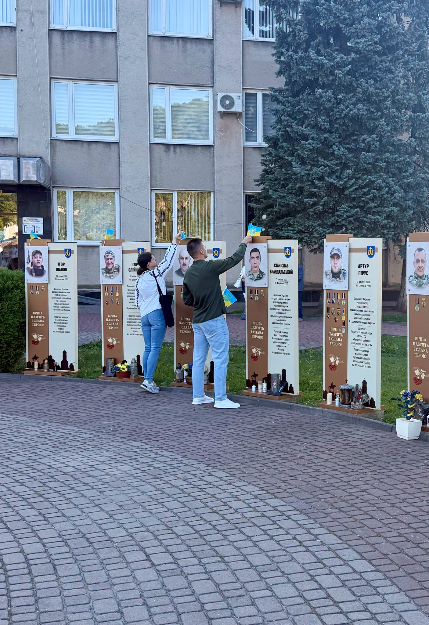 Молодь розвішує прарорці на стеллах полеглих Захисників