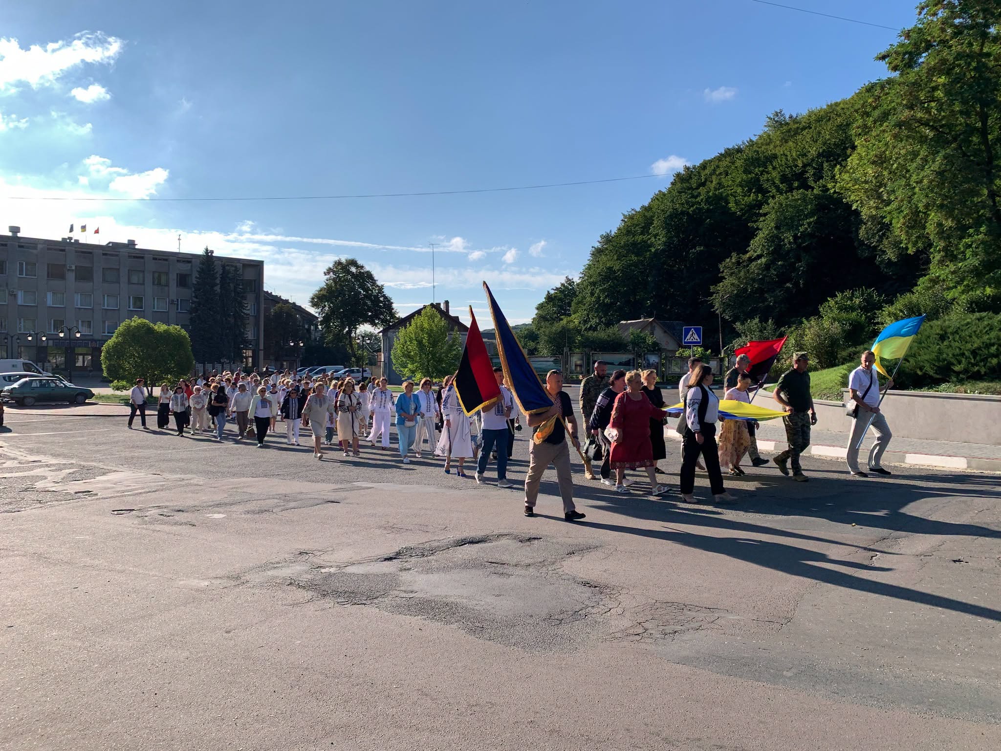 Урочиста хода мешканців громади з українськими прапорами