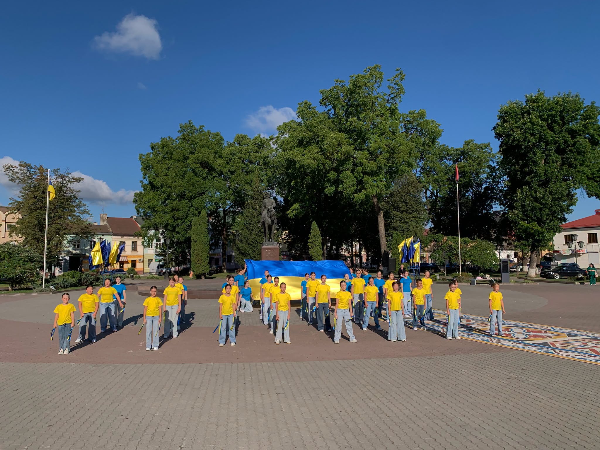 Молодь Галицької громади з українським прапором на центральній площі