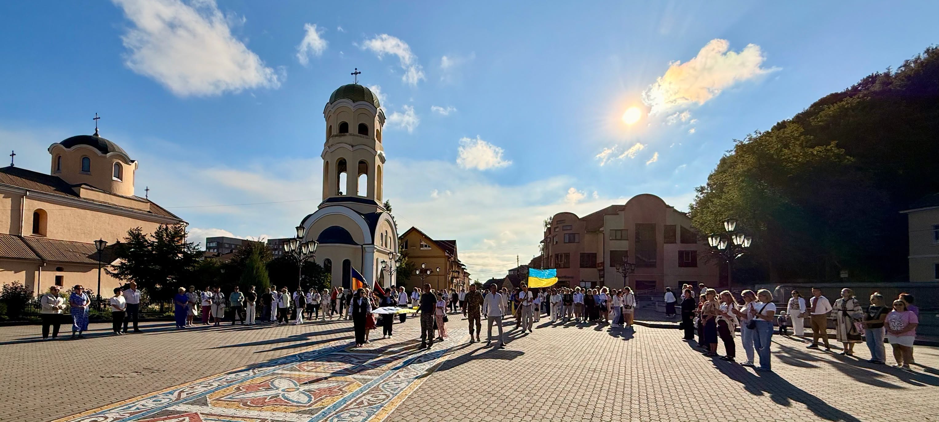 Учасники патріотичної ходи на центральній площі Галича