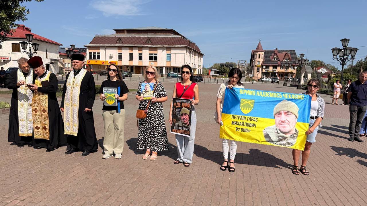 Родини полонених та зниклих безвісти Захисників із плакатами