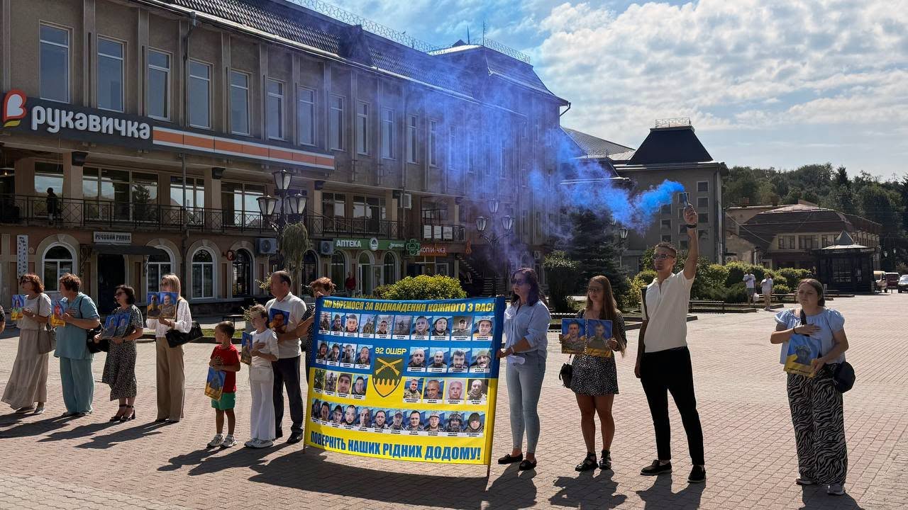 Учасники акції «ПОВЕРНИСЬ ЖИВИМ» на центральній площі Галича