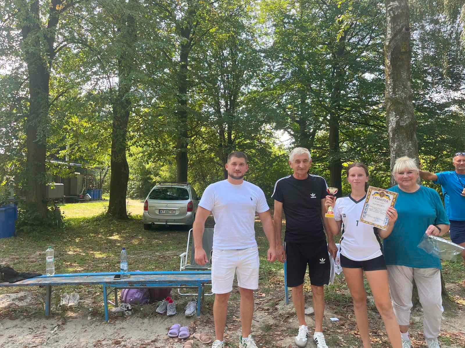 Учасники спортивних змагань із грамотами та нагородами