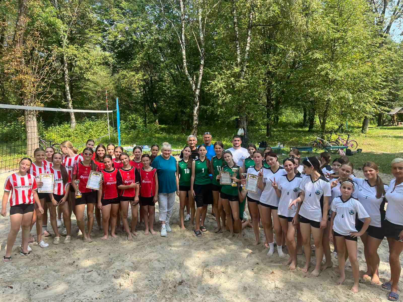 Юні учасниці спортивного турніру разом із тренерами та організаторами