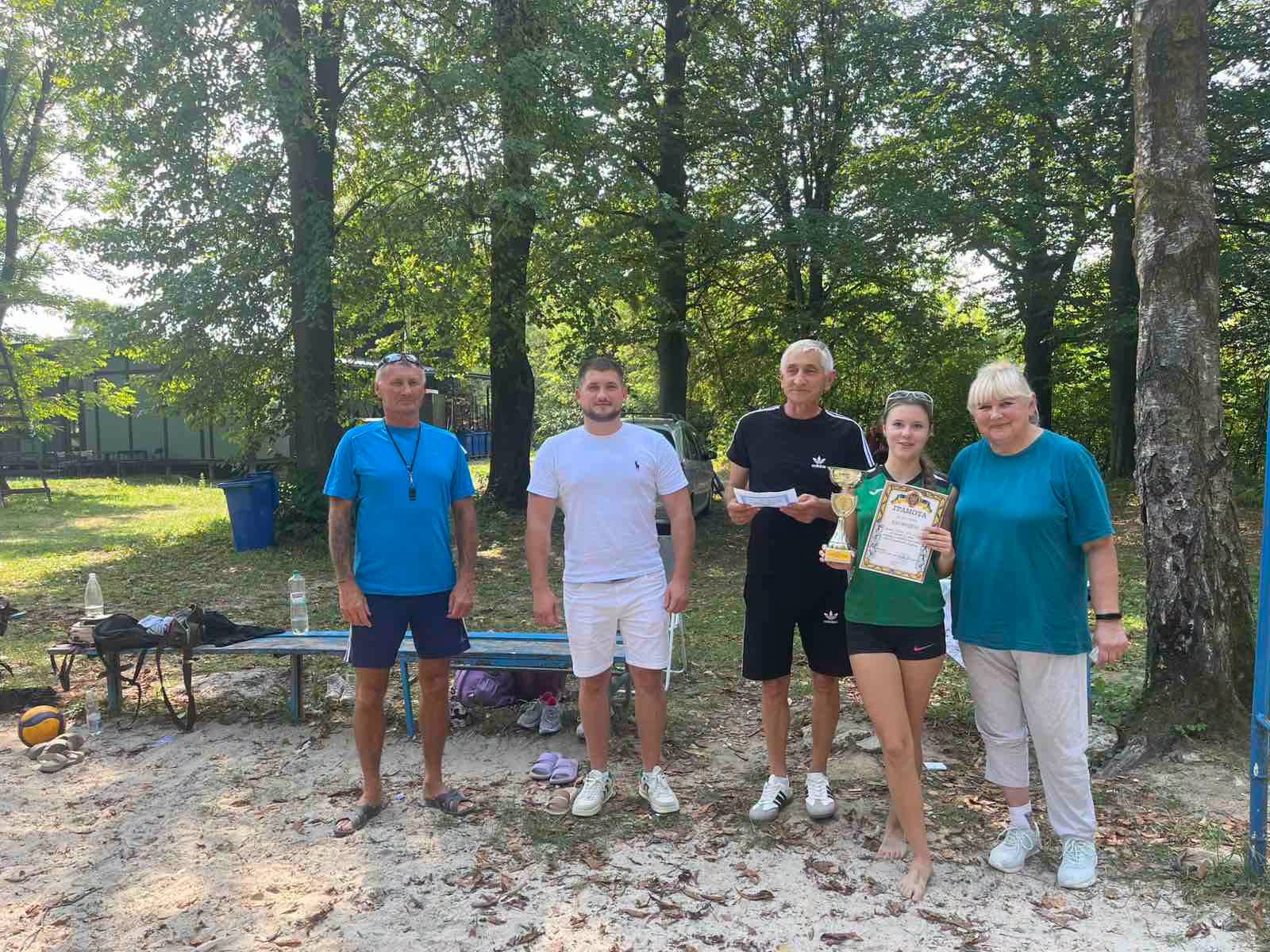 Учасники спортивних змагань із грамотами та нагородами.