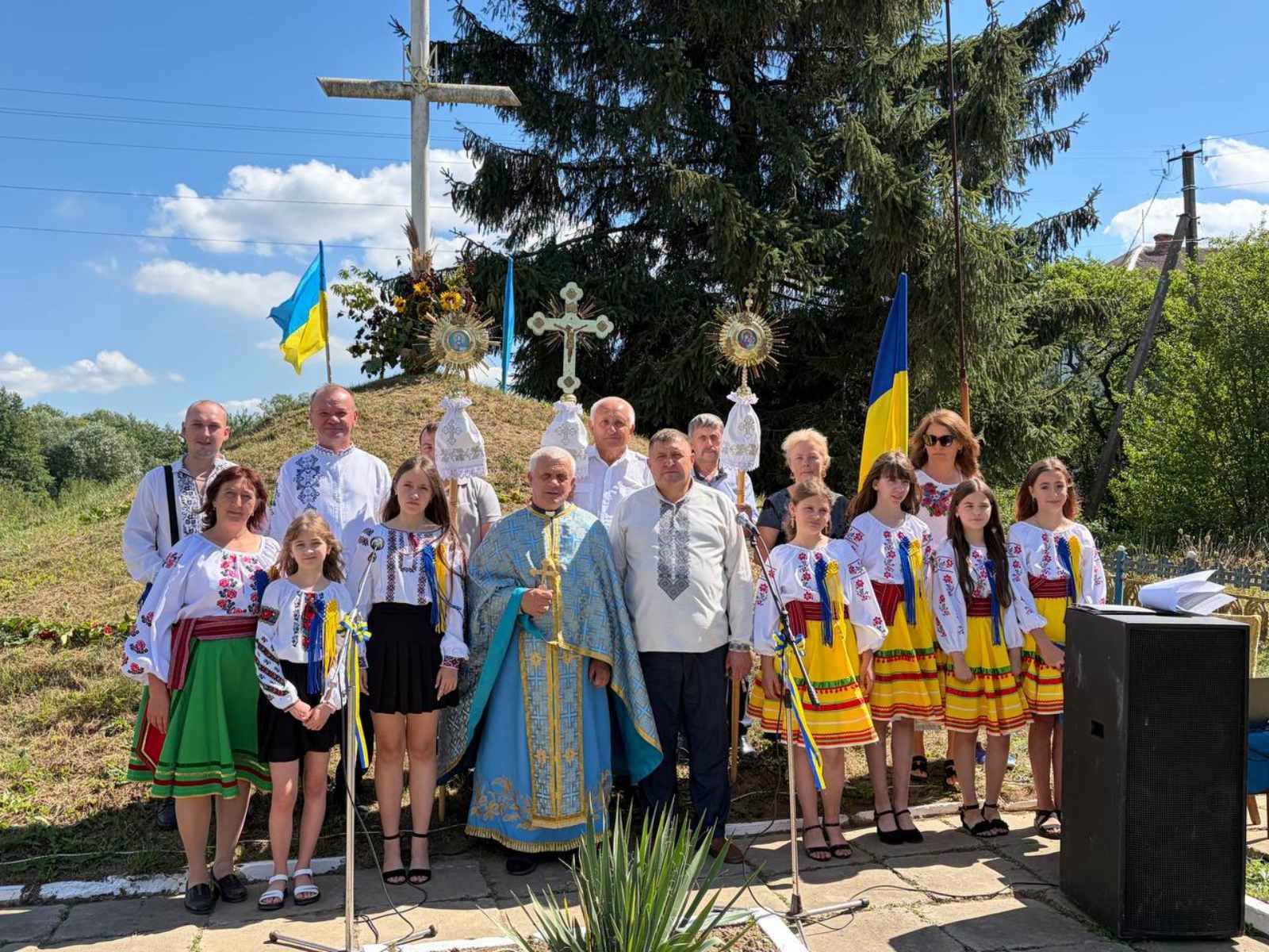 Учасники молебню та церемонії підняття Державного Прапора України