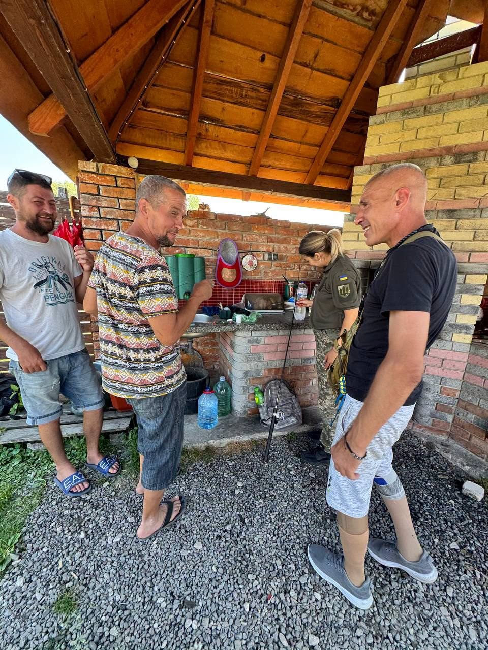Учасники ветеранського заходу спілкуються у зоні відпочинку