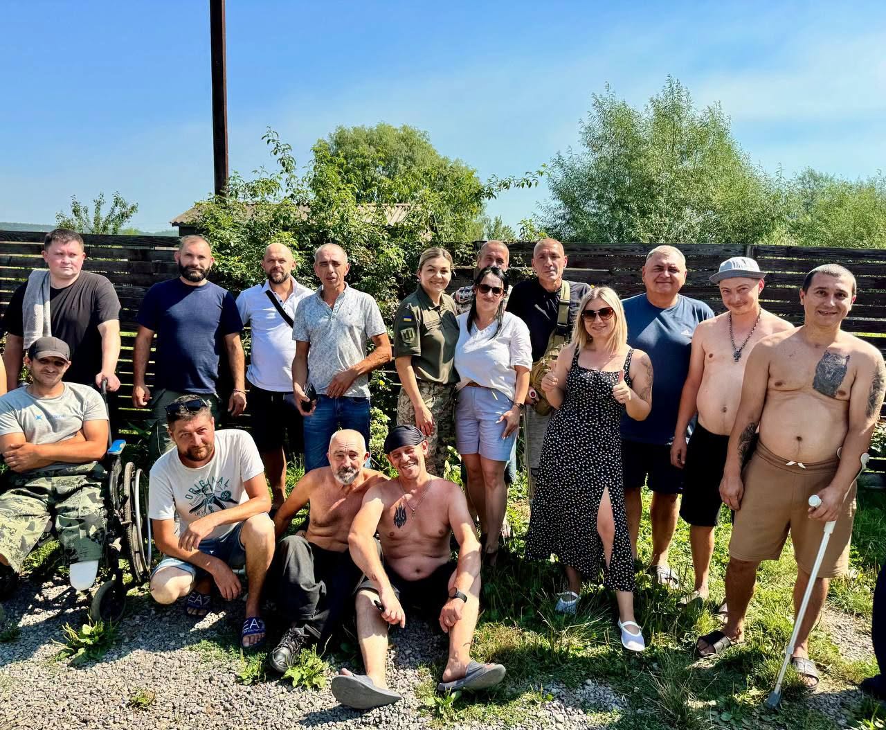 пільне фото учасників заходу для ветеранів на відпочинку біля водойми