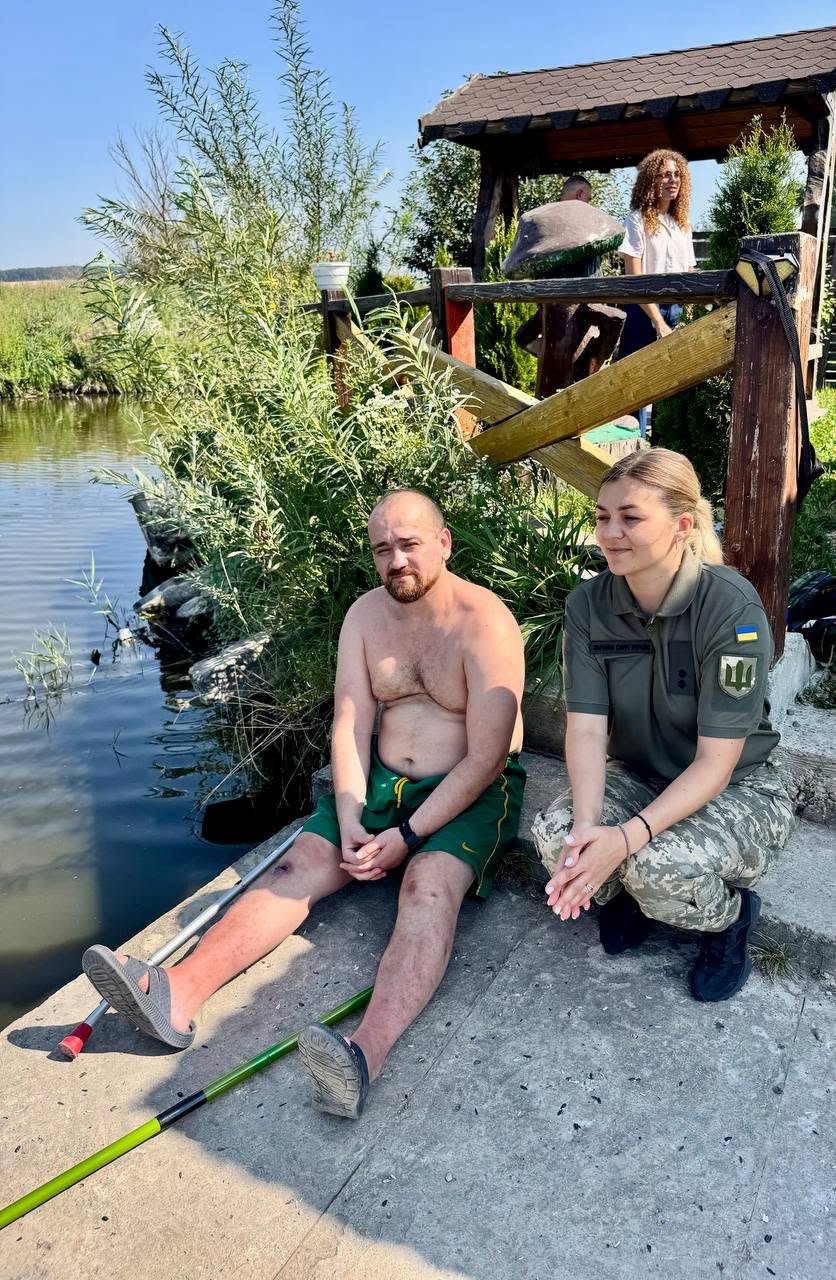 Ветеран і представниця громади біля водойми