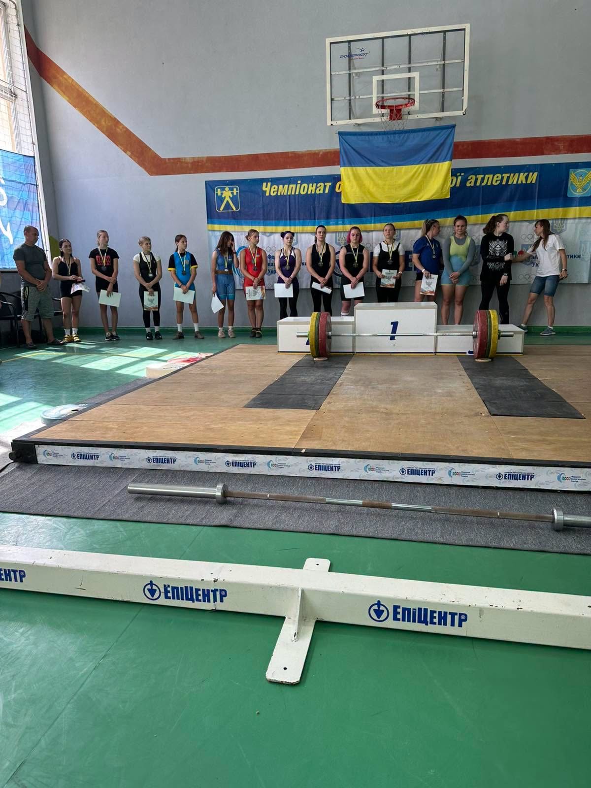 Учасниці чемпіонату з важкої атлетики після нагородження