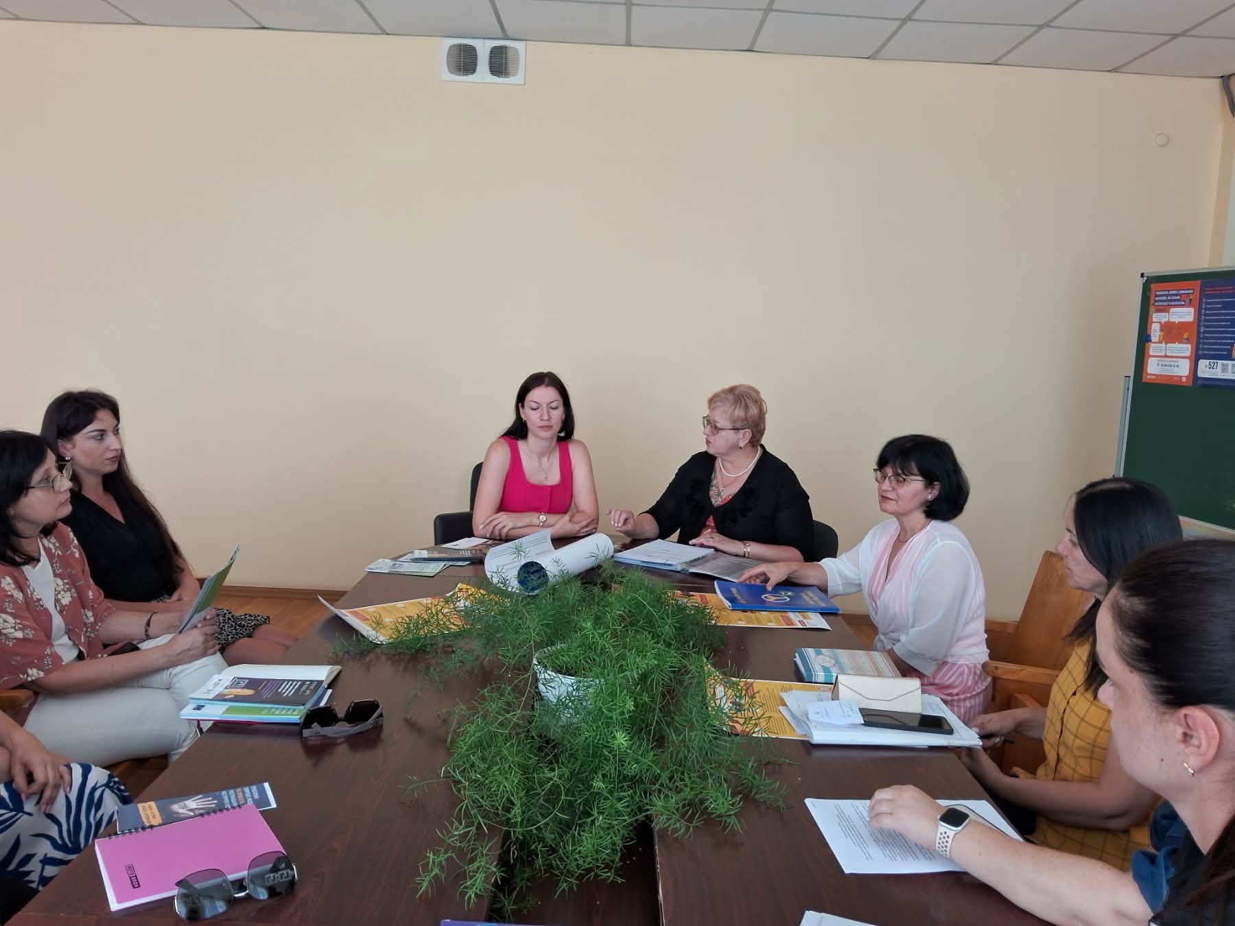 Фахівці громади обговорюють захист постраждалих від насильства та торгівлі людьми.