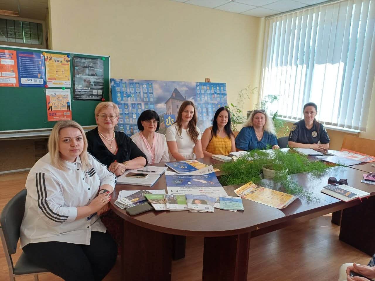 Учасники міжвідомчої зустрічі щодо безпеки, підтримки та протидії торгівлі людьми.