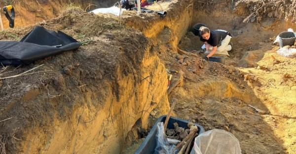 У Львові знайшли останки польських та німецьких військових під час ексгумації поховань 1939 року  - Новини України