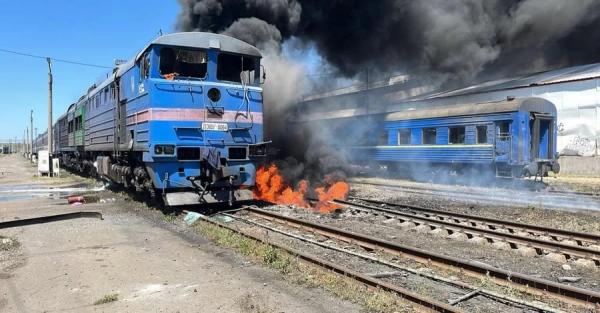 Росіяни атакували дронами пасажирський потяг на Херсон, є поранені  - Новини України