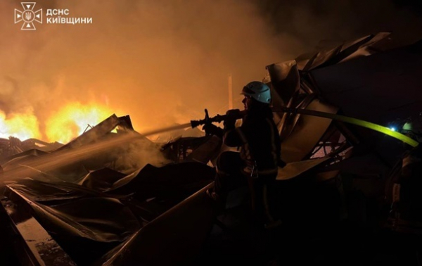 На Київщині через атаку РФ палає підприємство