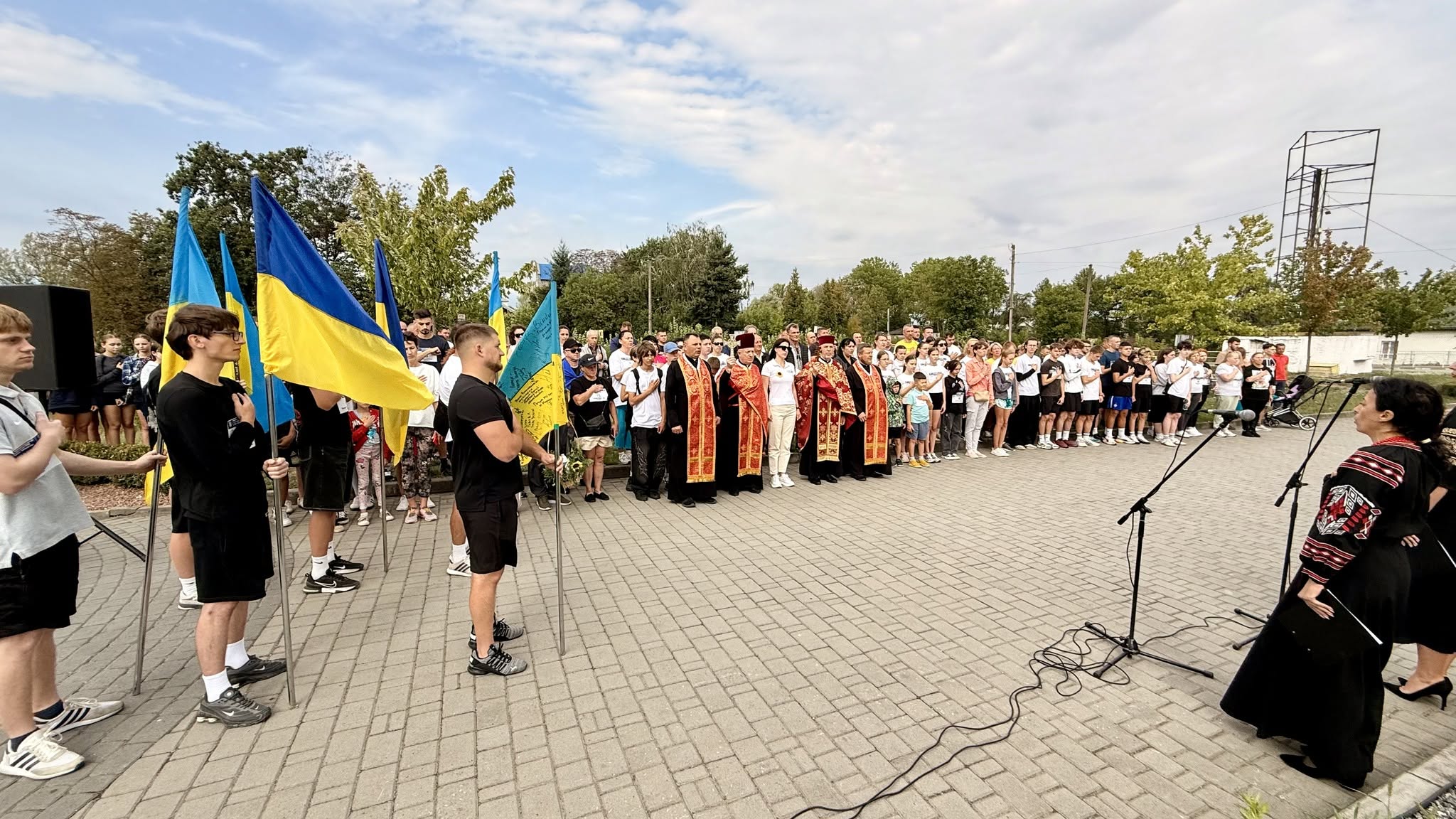 Учасники спортивного заходу з українськими прапорами