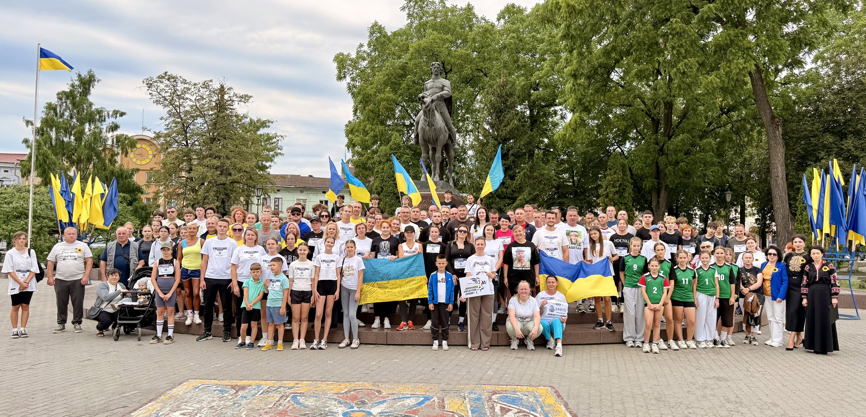 Учасники спортивного забігу біля пам’ятника Данилу Галицькому