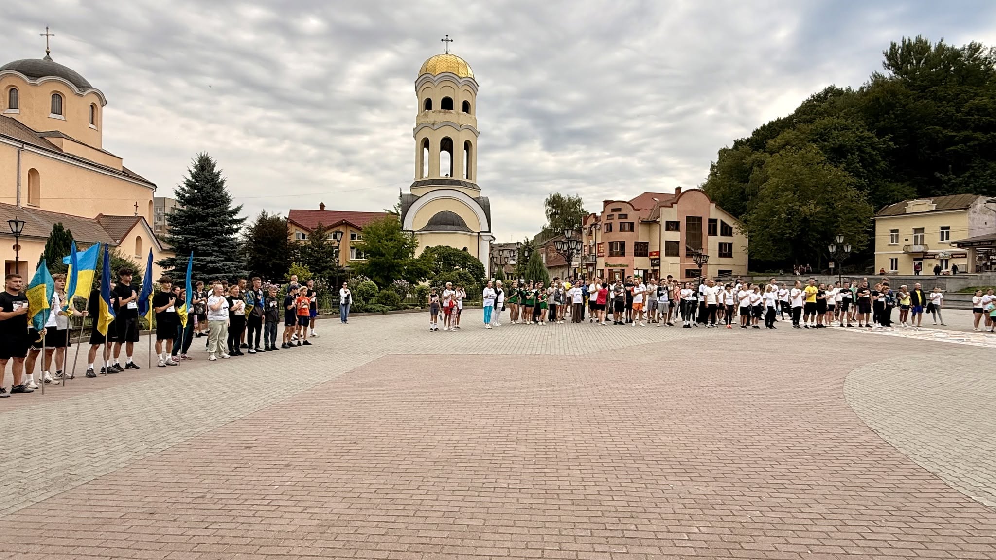Учасники заходу на центральній площі Галича