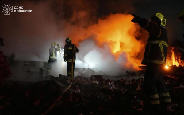 РФ атакувала Київщину: пошкоджені будинки, склад і підприємство